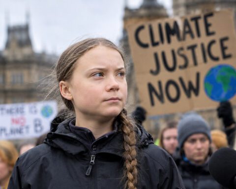 The article examines Greta Thunberg’s school strike, media networks, climate advocacy, and alleged links between activism and green-energy interests.